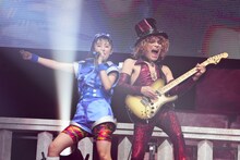 咲良菜緒（左）とROLLY（右）。