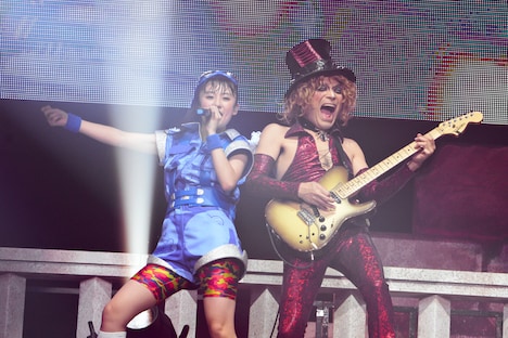 咲良菜緒（左）とROLLY（右）。