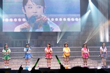 「絶対に愛知県体育館に来いよー？」と観客に念を押す咲良菜緒（左から2番目）。