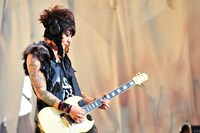 VAMPS「VAMPS LIVE 2014 BEAST PARTY」8月23日公演の様子。（撮影：今元秀明、岡田貴之）