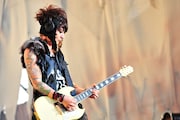 VAMPS「VAMPS LIVE 2014 BEAST PARTY」8月23日公演の様子。(撮影:今元秀明、岡田貴之)