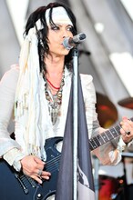 VAMPS「VAMPS LIVE 2014 BEAST PARTY」8月23日公演の様子。（撮影：今元秀明、岡田貴之）