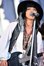 HYDE（Vo, G）（撮影：今元秀明、岡田貴之）