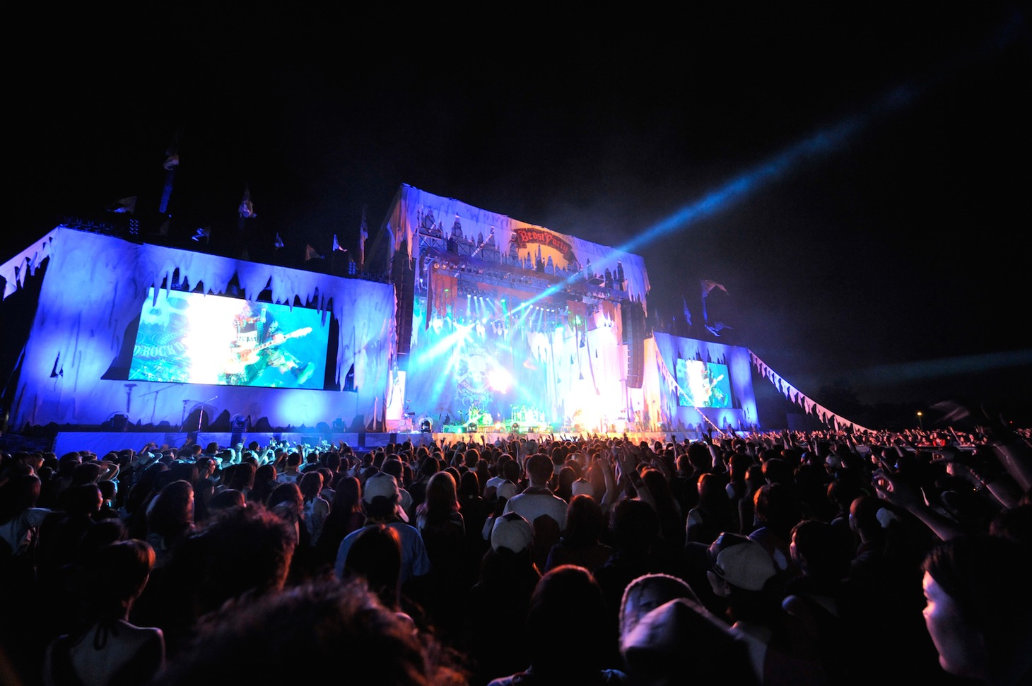 VAMPS「VAMPS LIVE 2014 BEAST PARTY」8月23日公演の様子。（撮影：今元秀明、岡田貴之）