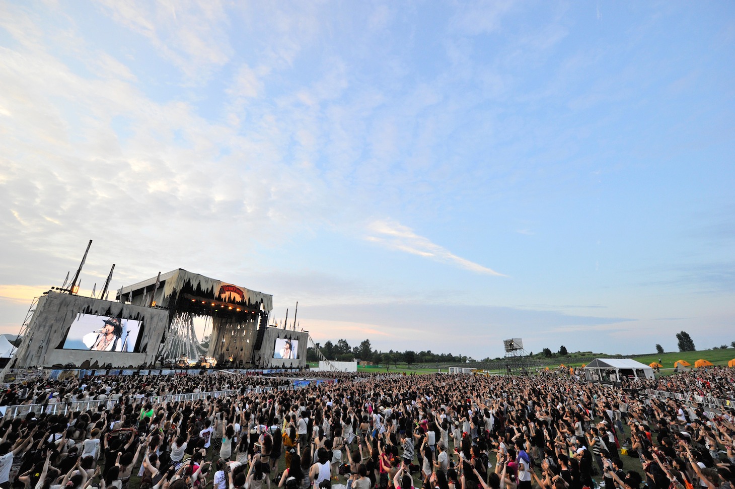 VAMPS「VAMPS LIVE 2014 BEAST PARTY」8月24日公演の様子。（撮影：今元秀明、岡田貴之）