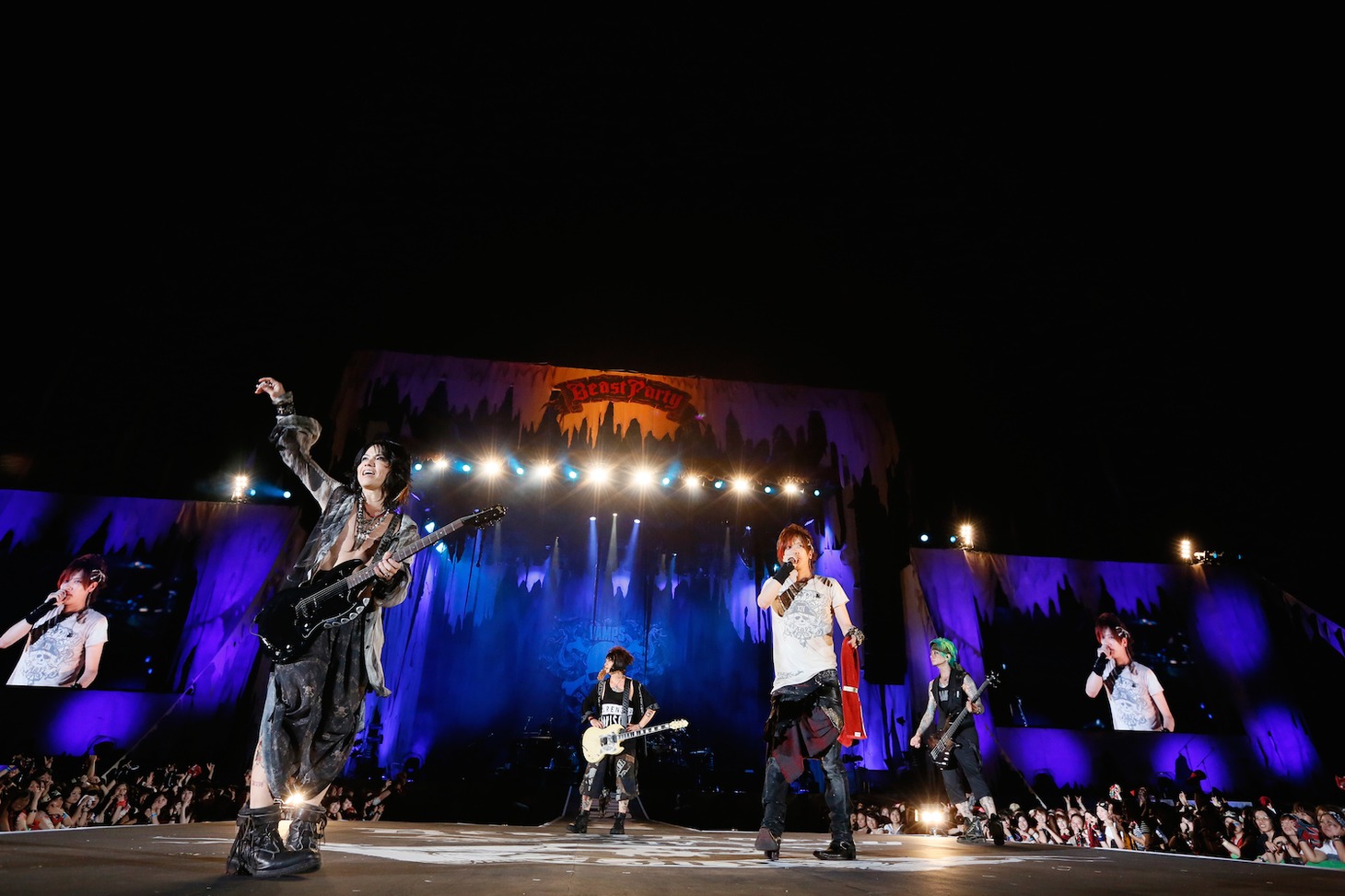 VAMPS「VAMPS LIVE 2014 BEAST PARTY」8月23日公演の様子。（撮影：今元秀明、岡田貴之）