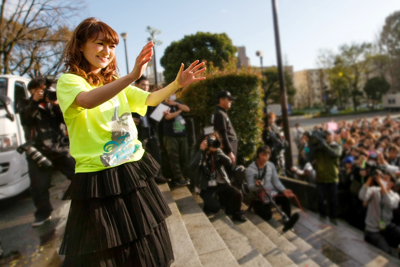 国立競技場での卒業公演中止を受け、ファンにメッセージを送る大島優子。 (c)AKS