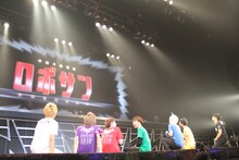 「甲殻不動戦記 ロボサン」のエンディングテーマ決定に驚く超特急。