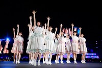 新曲「何度目の青空か？」を披露する乃木坂46。