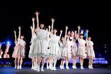 新曲「何度目の青空か？」を披露する乃木坂46。