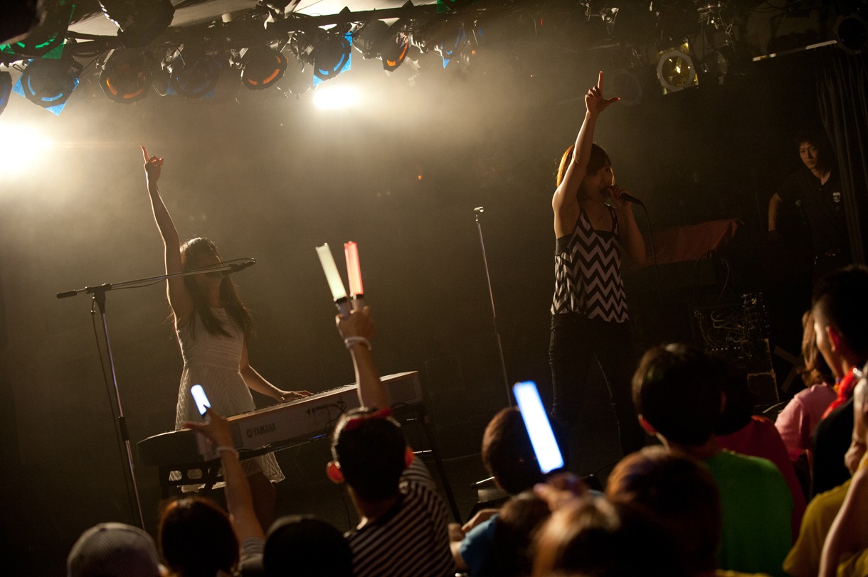 Bitter & Sweetによるオープニングアクトの様子。