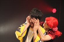 ユースケに目隠しをする女装したユーキ。