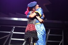 固く抱き合うユーキとカイ。