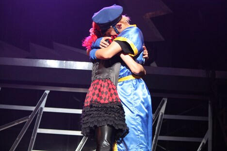 固く抱き合うユーキとカイ。