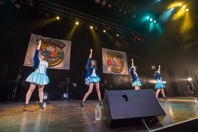 「あるある甲子園決勝大会」に出演したGALETTeによるライブの様子。