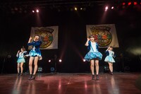 「あるある甲子園決勝大会」に出演したGALETTeによるライブの様子。