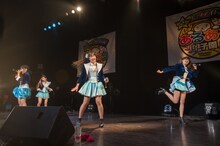 「あるある甲子園決勝大会」に出演したGALETTeによるライブの様子。