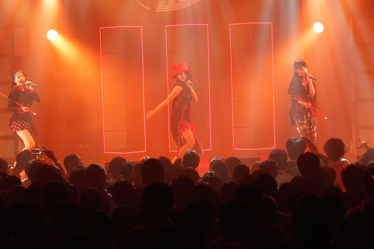 「東京パフォーマンスドール LIVE TOUR 2014夏～DANCE SUMMIT"1×0"ver1.0～」の様子。