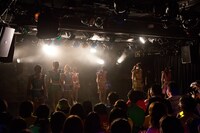 「アップアップガールズ（仮）2014 Summer Live Tour Hot! Hot! Hot!～東京決戦～」ライブの様子。