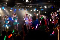 「アップアップガールズ（仮）2014 Summer Live Tour Hot! Hot! Hot!～東京決戦～」ライブの様子。