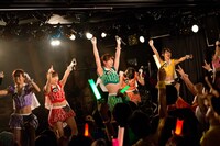 「アップアップガールズ（仮）2014 Summer Live Tour Hot! Hot! Hot!～東京決戦～」ライブの様子。