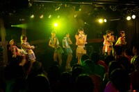 「アップアップガールズ（仮）2014 Summer Live Tour Hot! Hot! Hot!～東京決戦～」ライブの様子。