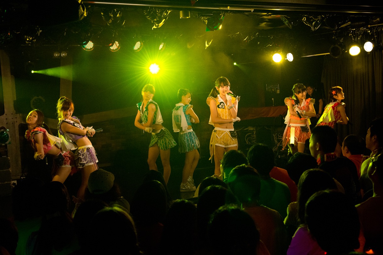 「アップアップガールズ（仮）2014 Summer Live Tour Hot! Hot! Hot!～東京決戦～」ライブの様子。