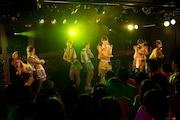 「アップアップガールズ(仮)2014 Summer Live Tour Hot! Hot! Hot!~東京決戦~」ライブの様子。