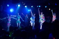 「アップアップガールズ（仮）2014 Summer Live Tour Hot! Hot! Hot!～東京決戦～」ライブの様子。