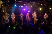 「アップアップガールズ（仮）2014 Summer Live Tour Hot! Hot! Hot!～東京決戦～」ライブの様子。