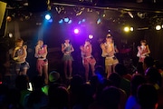 「アップアップガールズ(仮)2014 Summer Live Tour Hot! Hot! Hot!~東京決戦~」ライブの様子。