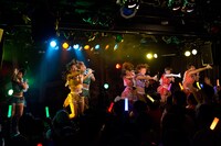 「アップアップガールズ（仮）2014 Summer Live Tour Hot! Hot! Hot!～東京決戦～」ライブの様子。