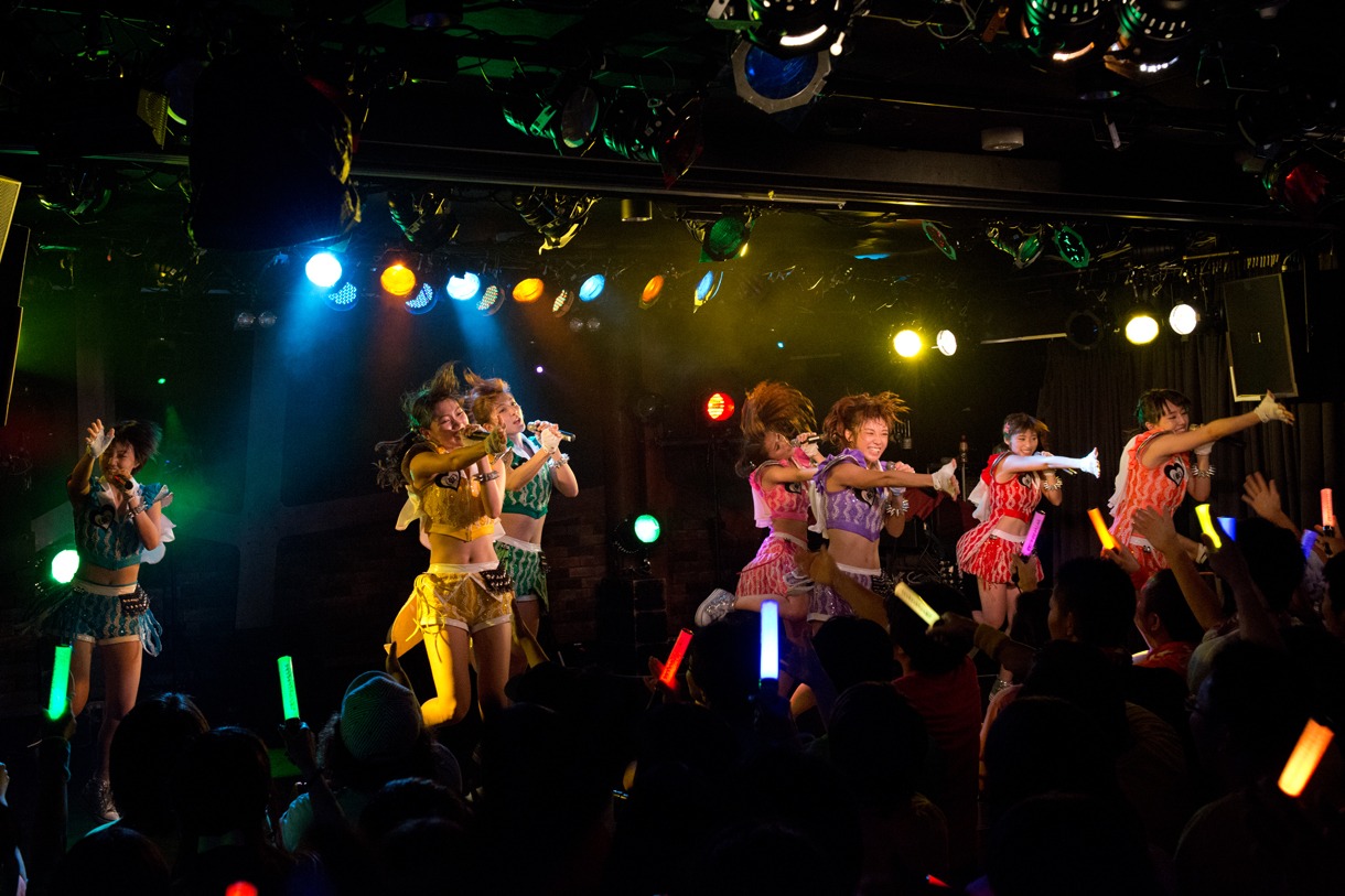 「アップアップガールズ（仮）2014 Summer Live Tour Hot! Hot! Hot!～東京決戦～」ライブの様子。