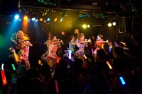 「アップアップガールズ（仮）2014 Summer Live Tour Hot! Hot! Hot!～東京決戦～」ライブの様子。