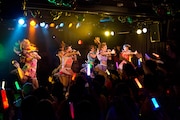 「アップアップガールズ(仮)2014 Summer Live Tour Hot! Hot! Hot!~東京決戦~」ライブの様子。