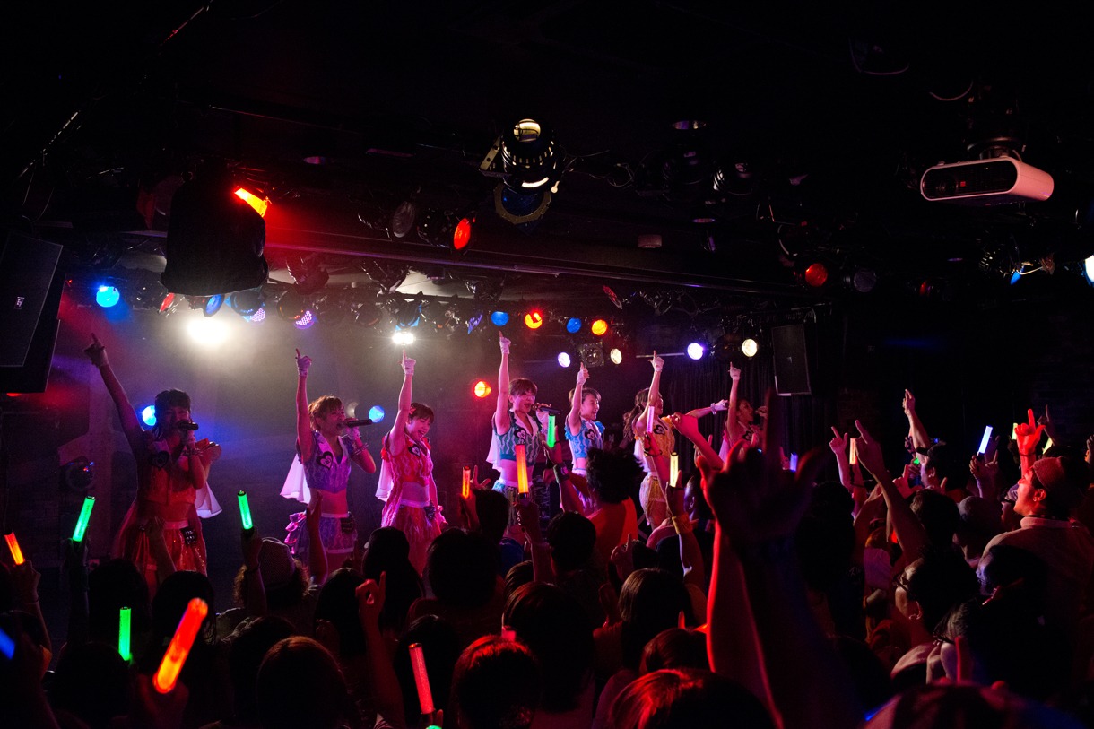 「アップアップガールズ（仮）2014 Summer Live Tour Hot! Hot! Hot!～東京決戦～」ライブの様子。