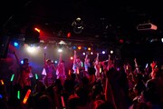 「アップアップガールズ(仮)2014 Summer Live Tour Hot! Hot! Hot!~東京決戦~」ライブの様子。