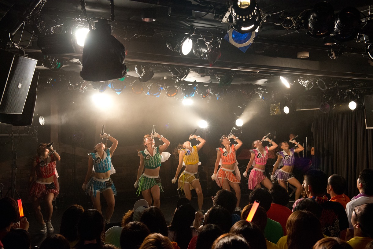 「アップアップガールズ（仮）2014 Summer Live Tour Hot! Hot! Hot!～東京決戦～」ライブの様子。