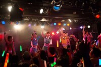 「アップアップガールズ（仮）2014 Summer Live Tour Hot! Hot! Hot!～東京決戦～」ライブの様子。