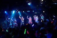 「アップアップガールズ（仮）2014 Summer Live Tour Hot! Hot! Hot!～東京決戦～」ライブの様子。
