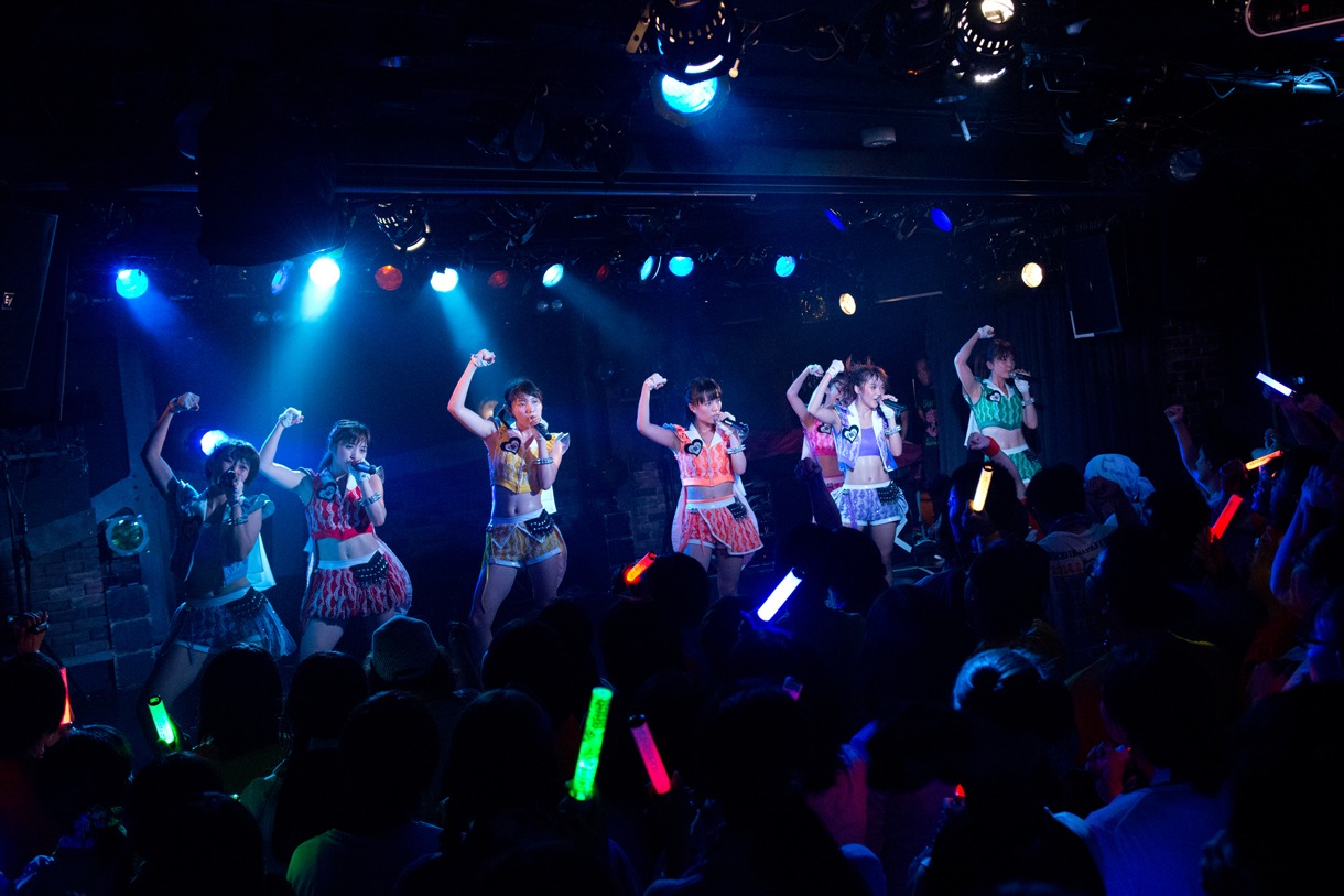 「アップアップガールズ（仮）2014 Summer Live Tour Hot! Hot! Hot!～東京決戦～」ライブの様子。