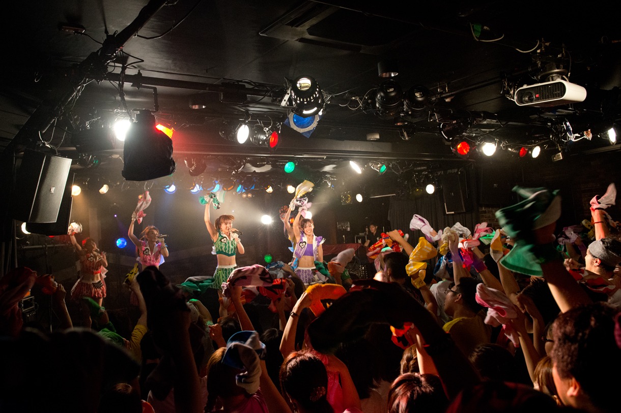 「アップアップガールズ（仮）2014 Summer Live Tour Hot! Hot! Hot!～東京決戦～」ライブの様子。
