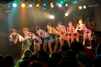 「アップアップガールズ（仮）2014 Summer Live Tour Hot! Hot! Hot!～東京決戦～」ライブの様子。