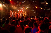 「アップアップガールズ（仮）2014 Summer Live Tour Hot! Hot! Hot!～東京決戦～」ライブの様子。