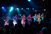 「アップアップガールズ（仮）2014 Summer Live Tour Hot! Hot! Hot!～東京決戦～」ライブの様子。