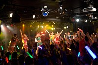 「アップアップガールズ（仮）2014 Summer Live Tour Hot! Hot! Hot!～東京決戦～」ライブの様子。