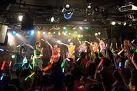 「アップアップガールズ（仮）2014 Summer Live Tour Hot! Hot! Hot!～東京決戦～」ライブの様子。