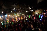「アップアップガールズ（仮）2014 Summer Live Tour Hot! Hot! Hot!～東京決戦～」ライブの様子。