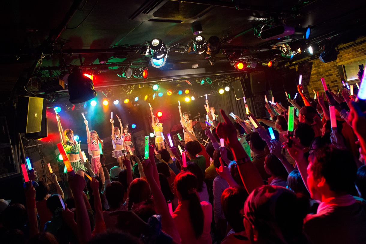 「アップアップガールズ（仮）2014 Summer Live Tour Hot! Hot! Hot!～東京決戦～」ライブの様子。