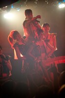 「アップアップタイフーン」で騎馬の上でポーズを決める仙石みなみ。